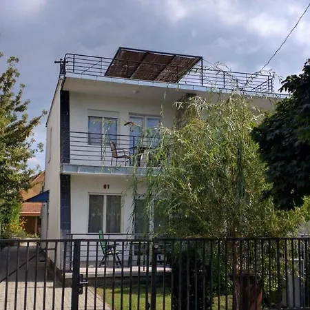 Doppelhaushaelfte Fuer Sechs Personen Mit Terrasse